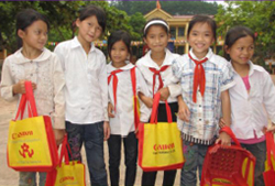 Các em học sinh rất vui khi được nhận quà từ Canon Việt Nam