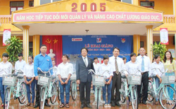 Representatives presented bicycle for pupils