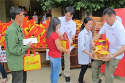 Canon representatives presented gifts to households