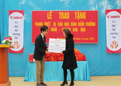 Đại diện công ty TNHH Canon Việt Nam tặng quà cho nhà trường