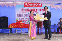 Tổng Giám Đốc công ty TNHH Canon Việt Nam – ngài Soma tặngbiểu trưng cho nhà trường