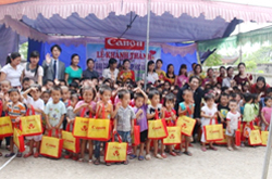 Representatives take souvenir pictures with pupils 