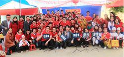 50 tình nguyện viên Canon chụp ảnh kỷ niệm với thầy cô và các em học sinh