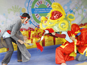 Dragon dance of Volunteers A gift for children