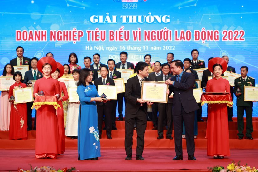 Receiving award from VN Confederation of Labor for Typical enterprise for employees (11/2022) 